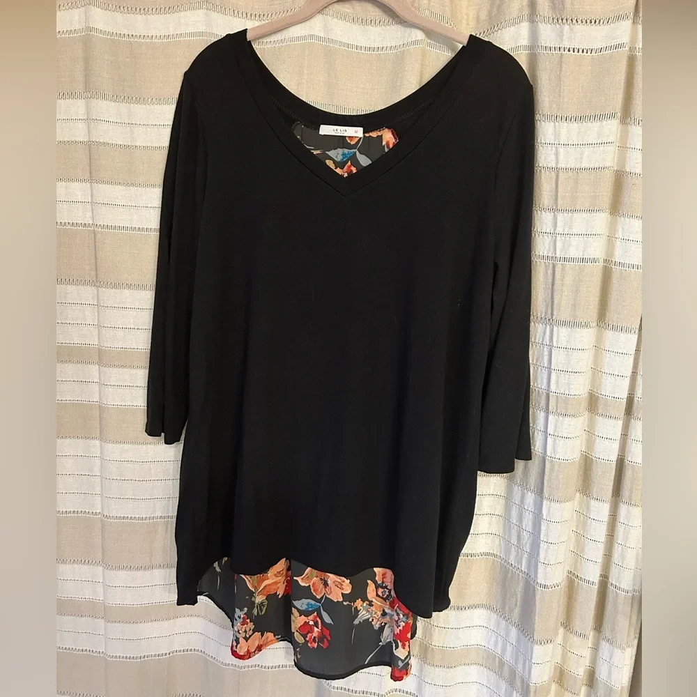 LE LIS Alante 3/4 Woven Back Knit Top - Picture 3 of 7